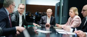 Bundeskanzler Olaf Scholz (M) bespricht sich nach dem Messerangriff von Aschaffenburg mit Bundesinnenministerin Nancy Faeser (2.v.r) und Vertretern der Sicherheitsbehörden, Jürgen Peters (l), Vizepräsident BKA,  Hans Georg Engelke (2.v.l), Staatssekretär im BMI.