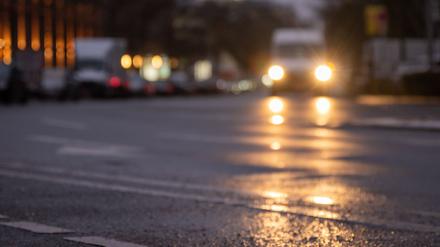 Der Deutsche Wetterdienst rechnet am Morgen stellenweise mit glatten Straßen.