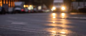 Der Deutsche Wetterdienst rechnet am Morgen stellenweise mit glatten Straßen.