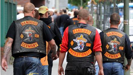 Mitglieder des Rockerclubs Bandidos gehen in Berlin vor dem Amtsgericht Berlin-Tiergarten entlang (Archivbild vom 15.07.2008).