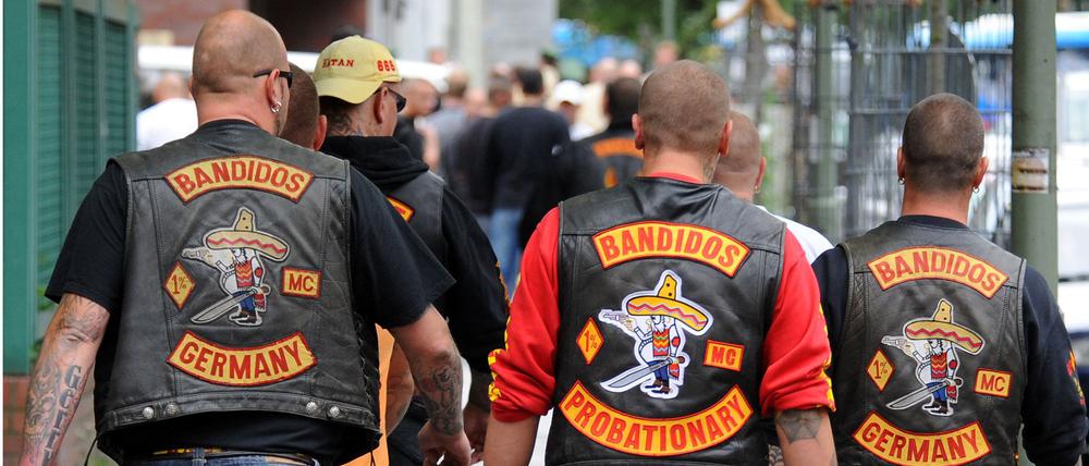 Mitglieder des Rockerclubs Bandidos gehen in Berlin vor dem Amtsgericht Berlin-Tiergarten entlang (Archivbild vom 15.07.2008). 