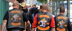 Mitglieder des Rockerclubs Bandidos gehen in Berlin vor dem Amtsgericht Berlin-Tiergarten entlang (Archivbild vom 15.07.2008).