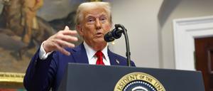 US-Präsident Donald Trump hält eine Rede zur KI-Infrastruktur neben SoftBank-CEO Masayoshi Son im Roosevelt-Zimmer des Weißen Hauses in Washington, USA, 21. Januar 2025.  