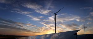 Windräder und eine Solaranlage in Unterfranken.