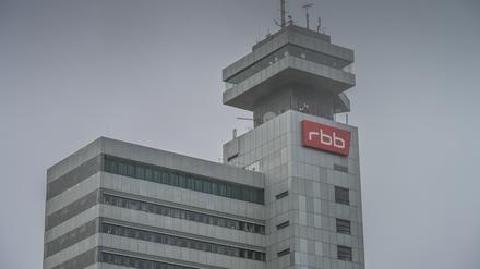 Das RBB-Hochhaus in der Masurenallee im im Nebel. 