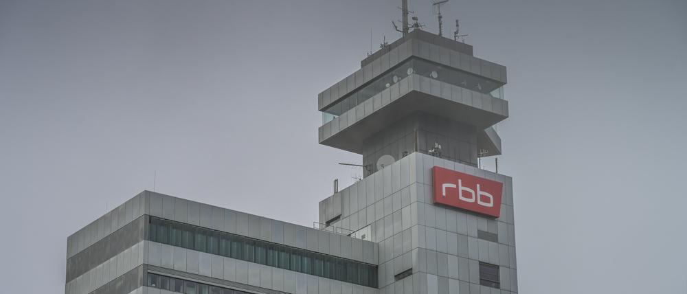 Das Sendezentrum des Rundfunk Berlin Brandenburg im Nebel