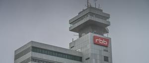Das Sendezentrum des Rundfunk Berlin Brandenburg im Nebel