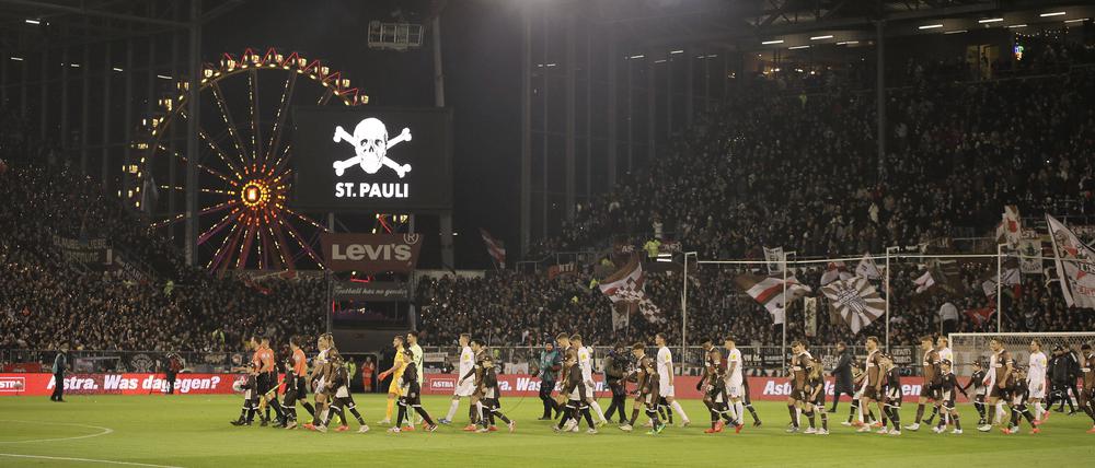 Einlauf der Mannschaften unter dem Totenkopf-Symbol des FC St. Pauli.
