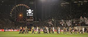 Einlauf der Mannschaften unter dem Totenkopf-Symbol des FC St. Pauli.