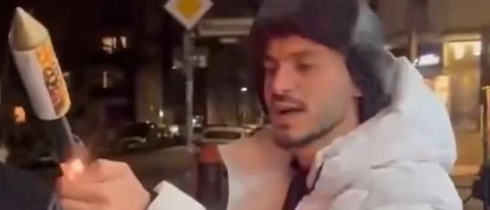 Der arabische Influencer Atallah Younes zündet an Silvester in Berlin eine Rakete, die er dann in ein Kinderzimmer schießt.