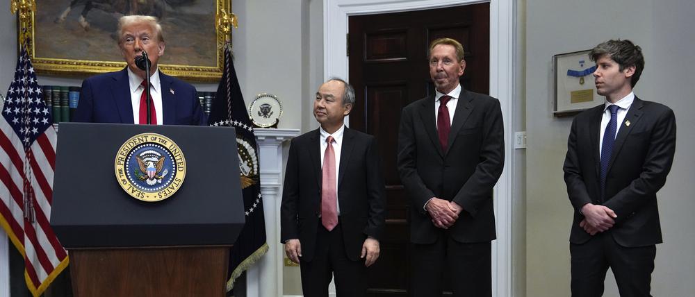 US-Präsident Donald Trump (l-r), spricht, während Masayoshi Son, CEO der SoftBank Group, Larry Ellison, Vorsitzender der Oracle Corporation und Chief Technology Officer, und Sam Altman, CEO von OpenAI, im Roosevelt Room im Weißen Haus zuhören.