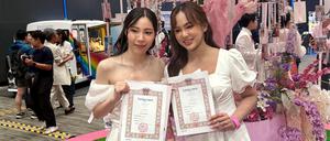 Freudestrahlend hielten viele frisch verheiratete Paare ihre Urkunden in die Kameras.