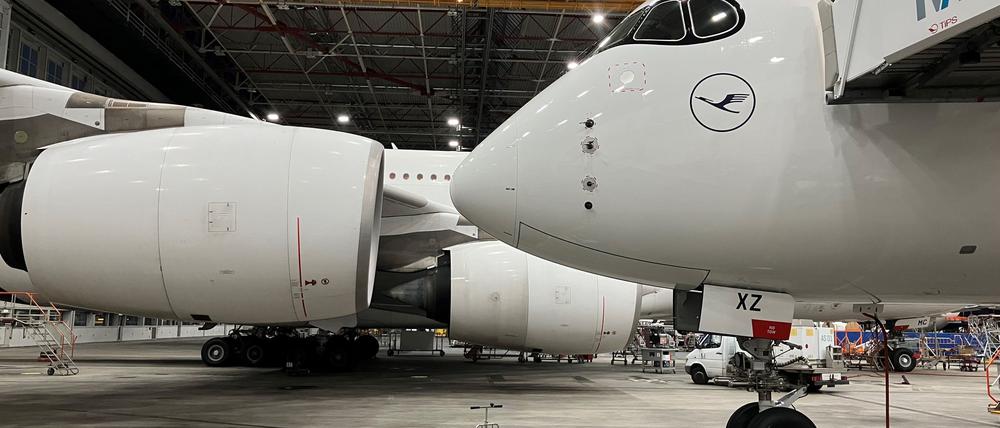 Die Nase des nagelneuen Airbus A350-900 "Solingen" Airbus A350 der Lufthansa im Wartungshangar am Münchner Flughafen. Die Maschine sollte nach der letzten Überprüfung durch die Techniker zu ihrem ersten kommerziellen Flug mit Passagieren an Bord nach Indien starten. Im Hintergrund die Triebwerke eines Airbus A380.