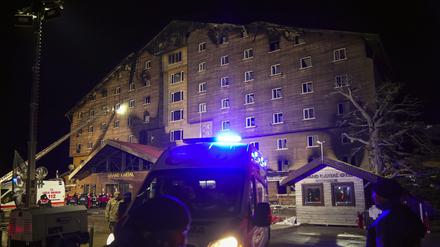 Feuerwehrleute und Notfallteams arbeiten nach dem Brand, der in einem Hotel im Skigebiet Kartalkaya in der Provinz Bolu im Nordwesten der Türkei ausgebrochen ist.