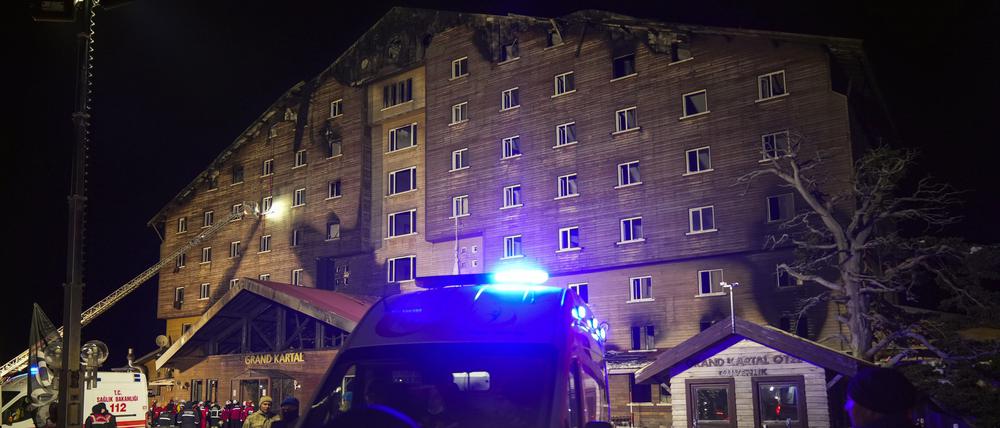 Feuerwehrleute und Notfallteams arbeiten nach dem Brand, der in einem Hotel im Skigebiet Kartalkaya in der Provinz Bolu im Nordwesten der Türkei ausgebrochen ist. 