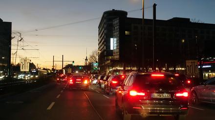 Autos fahren auf die Landsberger-Allee-Brücke zu.