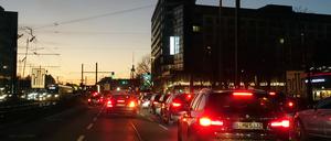 Autos fahren auf die Landsberger-Allee-Brücke zu.