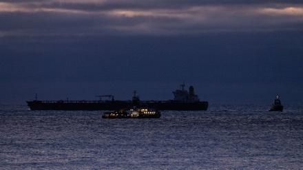 Der manövrierunfähige Tanker „Eventin“ liegt zwischen Binz und Sassnitz auf der Reede Sassnitz. Der mit rund 99.000 Tonnen Öl beladene Tanker soll so lange dort bleiben, bis über das weitere Vorgehen entschieden ist.