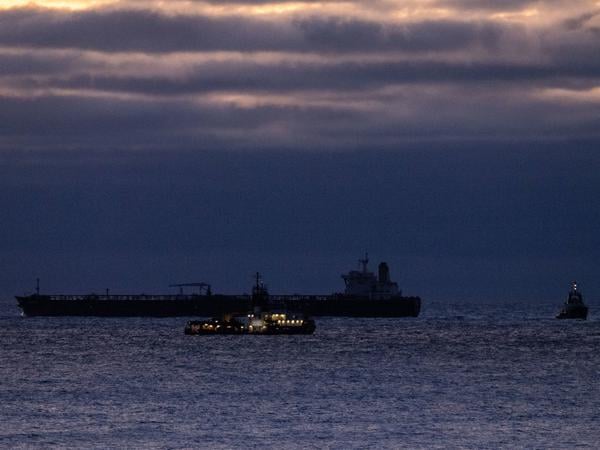 Der manövrierunfähige Tanker „Eventin“ liegt zwischen Binz und Sassnitz auf der Reede Sassnitz. Der mit rund 99.000 Tonnen Öl beladene Tanker soll so lange dort bleiben, bis über das weitere Vorgehen entschieden ist. 