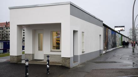 Das denkmalgeschützte Pförtnerhaus im ehemaligen Grenzstreifen der Berliner Mauer an der East Side Gallery wird als Besucherzentrum eröffnet.