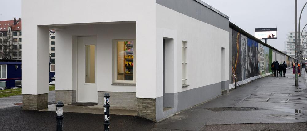 Das denkmalgeschützte Pförtnerhaus im ehemaligen Grenzstreifen der Berliner Mauer an der East Side Gallery wird als Besucherzentrum eröffnet.