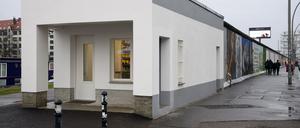Das denkmalgeschützte Pförtnerhaus im ehemaligen Grenzstreifen der Berliner Mauer an der East Side Gallery wird als Besucherzentrum eröffnet.