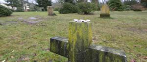 Auf dem Neuen Friedhof Potsdam wurden wieder im großen Stil Gräber mit Fäkalien beschmiert.