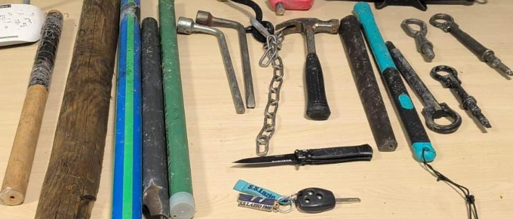 Mit solchen Gegenständen haben Lazio-Fans Anhänger aus Spanien angegriffen.