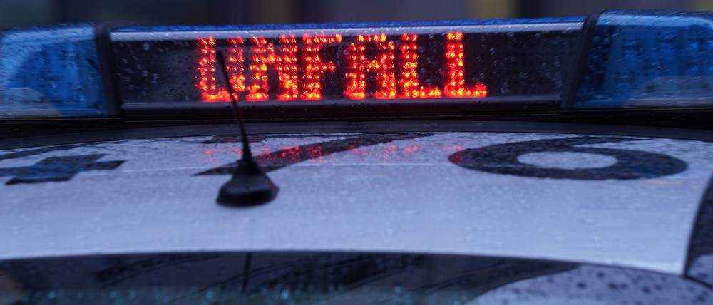 Der Schriftzug „Unfall“ ist neben dem Blaulicht auf dem Dach eines Polizeiautos zu lesen (Symbolbild).