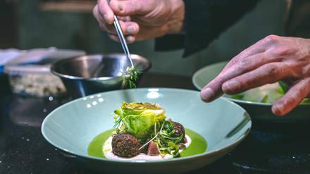 Rutz-Zollhaus_Crispy green pea & bell pepper, yoghurt, pickled radish