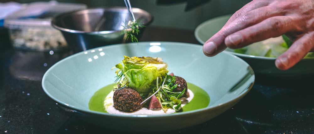 Rutz-Zollhaus_Crispy green pea & bell pepper, yoghurt, pickled radish