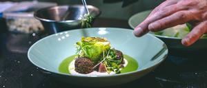 Rutz-Zollhaus_Crispy green pea & bell pepper, yoghurt, pickled radish