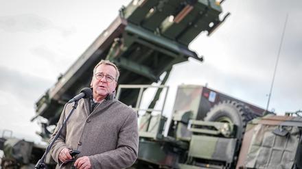 Verteidigungsminister Boris Pistorius vor den Patriot-Flugabwehrsystemen der Bundeswehr, die im polnischen Rzeszow stationiert sind. (Foto aktuell)