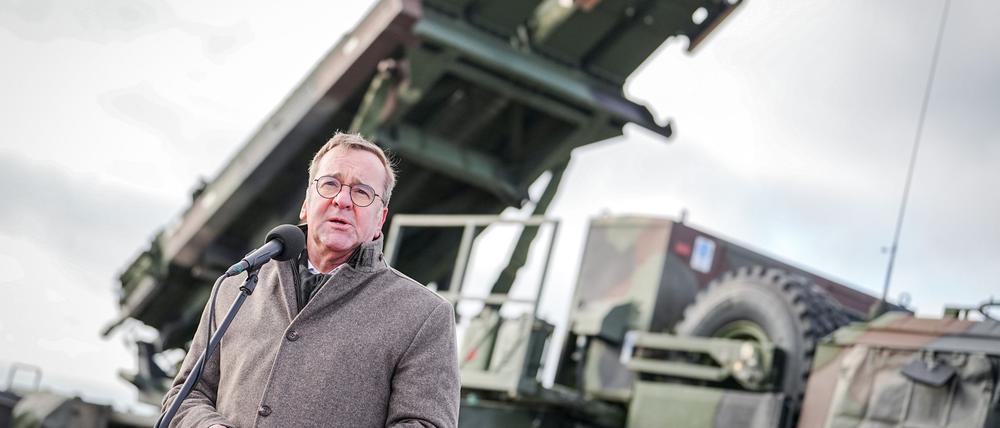 Verteidigungsminister Boris Pistorius vor den Patriot-Flugabwehrsystemen der Bundeswehr, die im polnischen Rzeszow stationiert sind. (Foto aktuell)