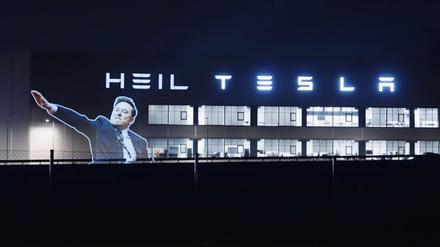 Aktivisten projizieren ein Video auf die Gigafactory.