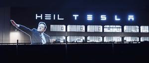 Aktivisten projizieren ein Video auf die Gigafactory.