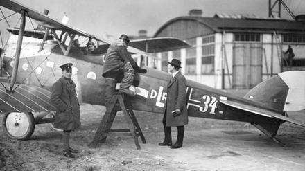 Ein Flugzeug der Deutschen Luftreederei (DLR), Vorläufer der Lufthansa, auf dem Flugplatz Johannisthal.