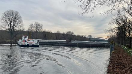 Unfall - Schiff blockiert Havel Havelkanal in Berlin Spandau Wilhelmstadt
