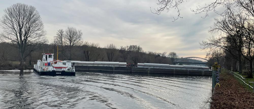 Unfall - Schiff blockiert Havel Havelkanal in Berlin Spandau Wilhelmstadt