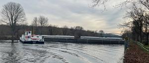 Unfall - Schiff blockiert Havel Havelkanal in Berlin Spandau Wilhelmstadt