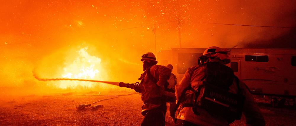Ein neuer Flächenbrand, der sich rasch ausbreitet, hat in Südkalifornien Tausende Menschen in die Flucht getrieben.