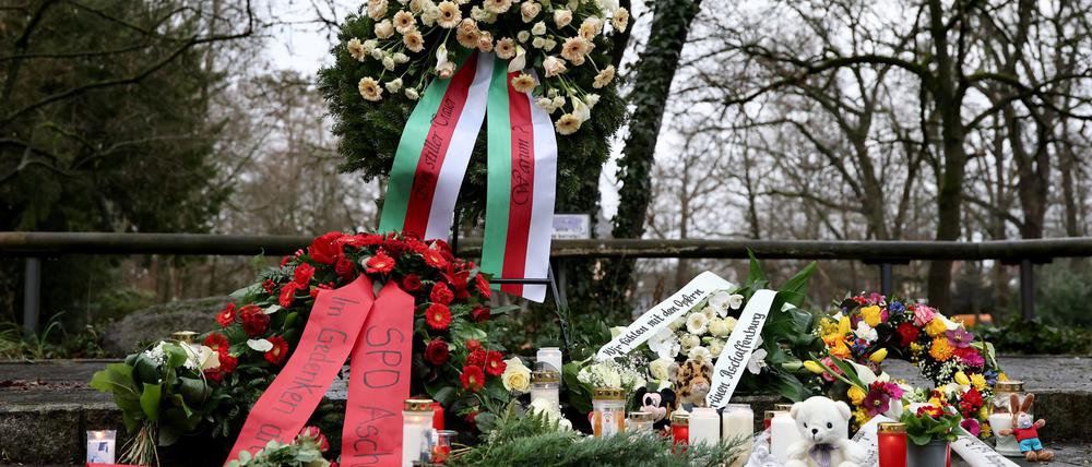 Menschen haben Blumen niedergelegt.