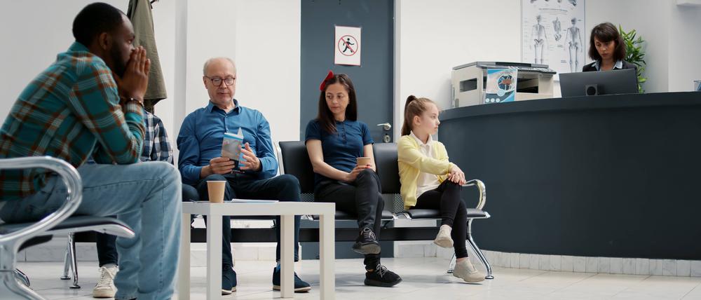 In sich selbst versunken. Gefühlt intime Orte, wie Wartezimmer oder Umkleiden, verführen zu unhöflichem Schweigen.