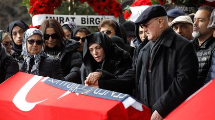 Angehörige betrauern Opfre des Hotelbrandes in Kartalkaya.