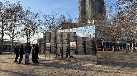Die Spiegelwand auf dem Hermann-Ehlers-Platz in Berlin-Steglitz. Seit 1995 erinnert das "Denkzeichen" an die ermordeten Juden und Jüdinnen aus dem Berliner Südwesten.