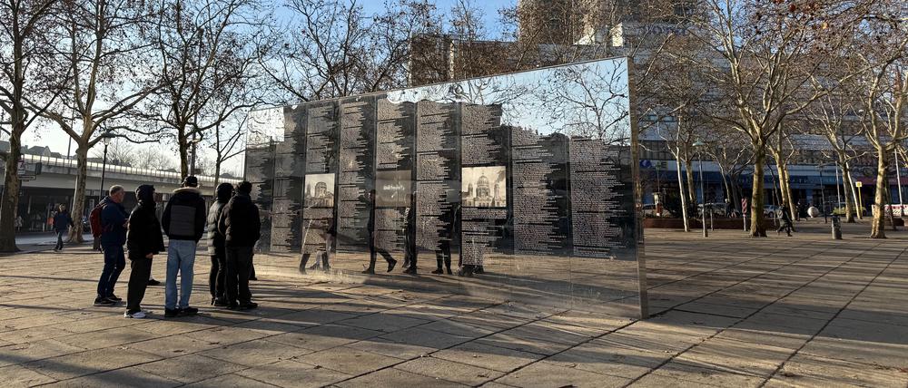 Die Spiegelwand auf dem Hermann-Ehlers-Platz in Berlin-Steglitz. Seit 1995 erinnert das "Denkzeichen" an die ermordeten Juden und Jüdinnen aus dem Berliner Südwesten.
