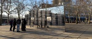 Die Spiegelwand auf dem Hermann-Ehlers-Platz in Berlin-Steglitz. Seit 1995 erinnert das "Denkzeichen" an die ermordeten Juden und Jüdinnen aus dem Berliner Südwesten.