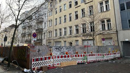 Wegen eines einsturzgefährdeten Hauses ist die Burgsdorfstraße in Wedding seit Jahren gesperrt.