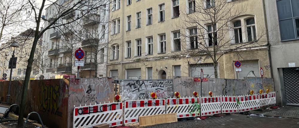 Wegen eines einsturzgefährdeten Hauses ist die Burgsdorfstraße in Wedding seit Jahren gesperrt.