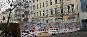 Wegen eines einsturzgefährdeten Hauses ist die Burgsdorfstraße in Wedding seit Jahren gesperrt.